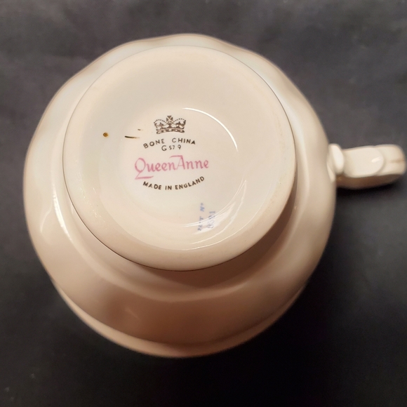 Queen Anne England Bone China Tea Cup - Picture 2 of 6